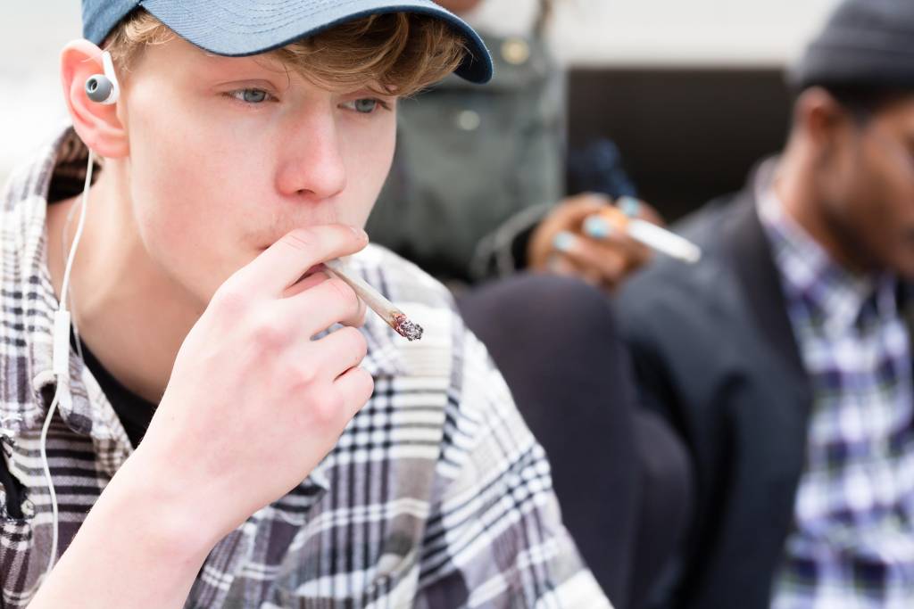 Palenie papierosów przez nastolatków – wzór dają też rodzice
